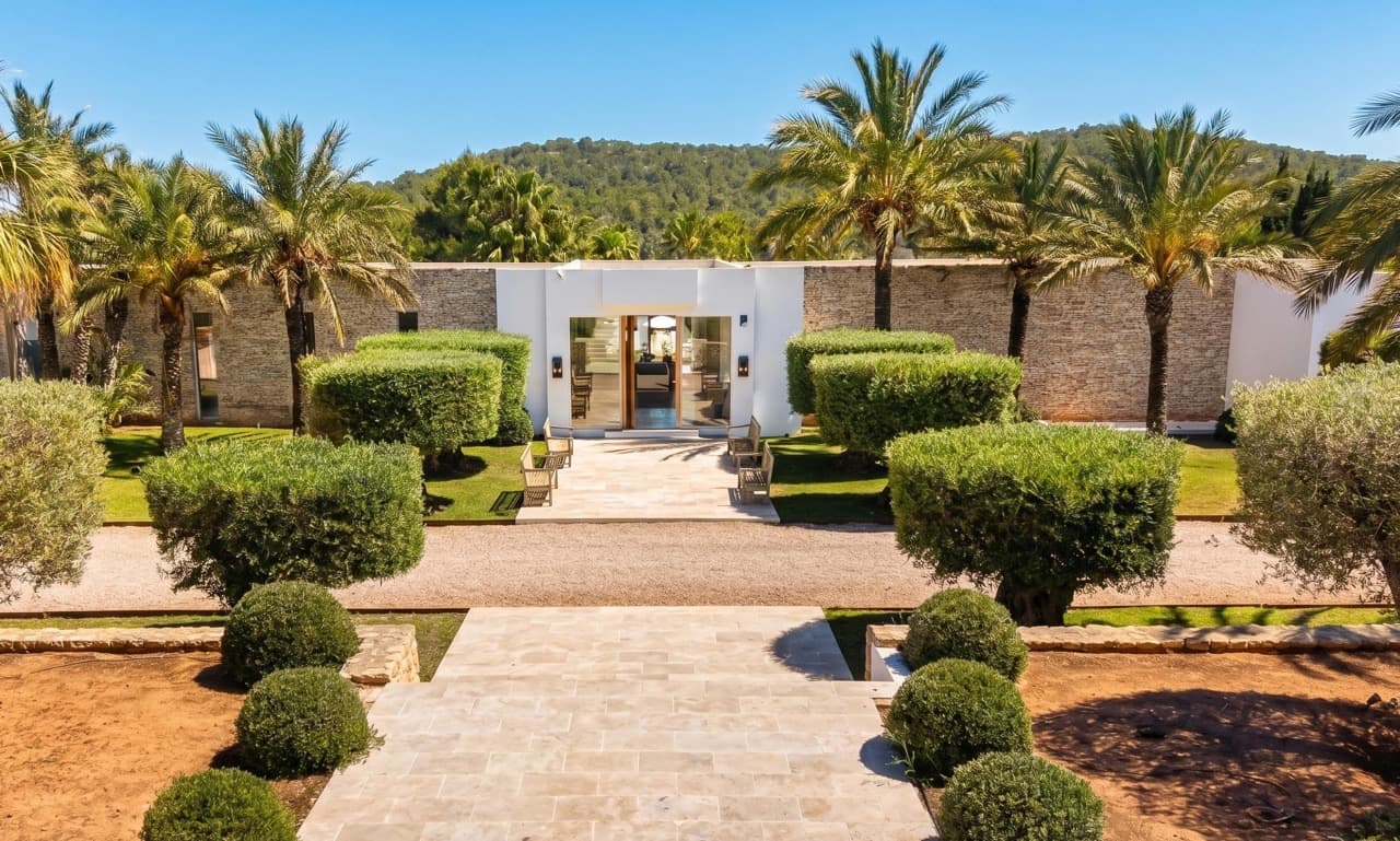 Excepcional villa con impresionantes vistas al mar, jardín único con más de 200 palmeras con SPA y pista de tenis, Es Cubells, Ibiza — Villa, Es Cubells · Sant Josep de sa Talaia, Ibiza