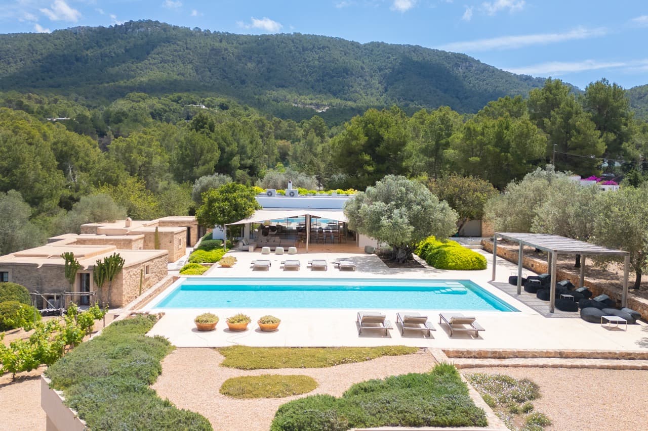 VILLA SUNSET | Exclusiva Finca con Vistas al Mar y Casa de Invitados Cerca de Cala Vadella, Ibiza — Villa, Cala Carbo · Cala Vedella - Cala Tarida, Ibiza