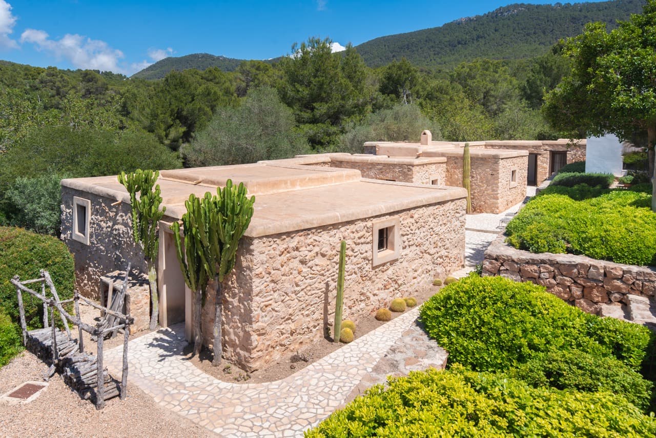 VILLA SUNSET | Exclusiva Finca con Vistas al Mar y Casa de Invitados Cerca de Cala Vadella, Ibiza — Villa, Cala Carbo · Cala Vedella - Cala Tarida, Ibiza