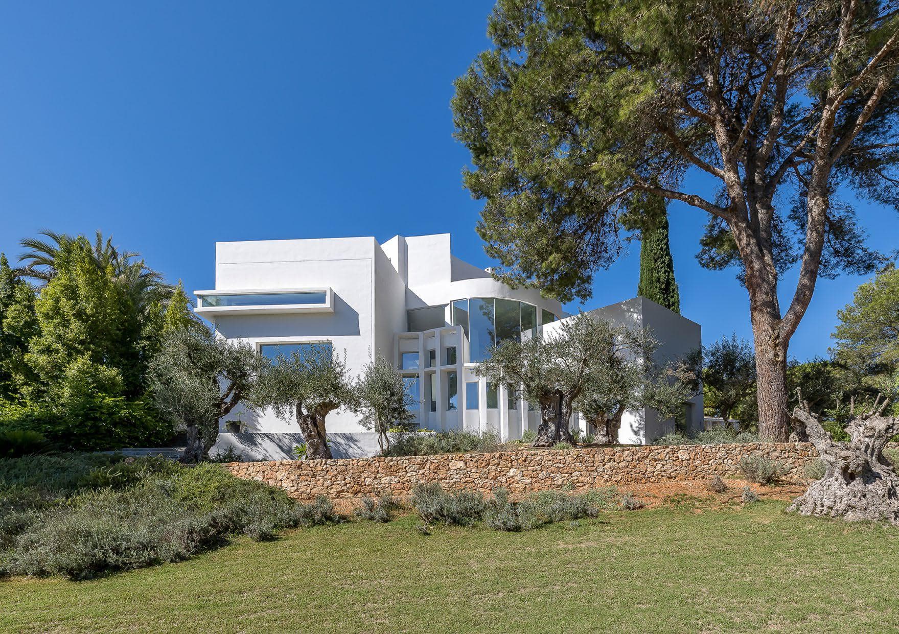 CAN PALM | Impresionante Mansión Vanguardista con Piscina Interior y Pista de Tenis en Santa Gertrudis, Ibiza — Villa, Santa Gertrudis · Santa Eulària des Riu, Ibiza