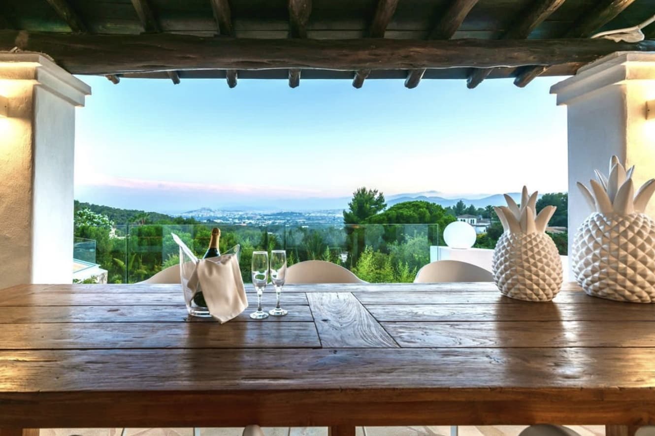 ENCANTADORA VILLA CON VISTAS AL MAR Y LICENCIA DE ALQUILER, Cap Furnet — Villa, Can Furnet · Santa Eulària des Riu, Ibiza