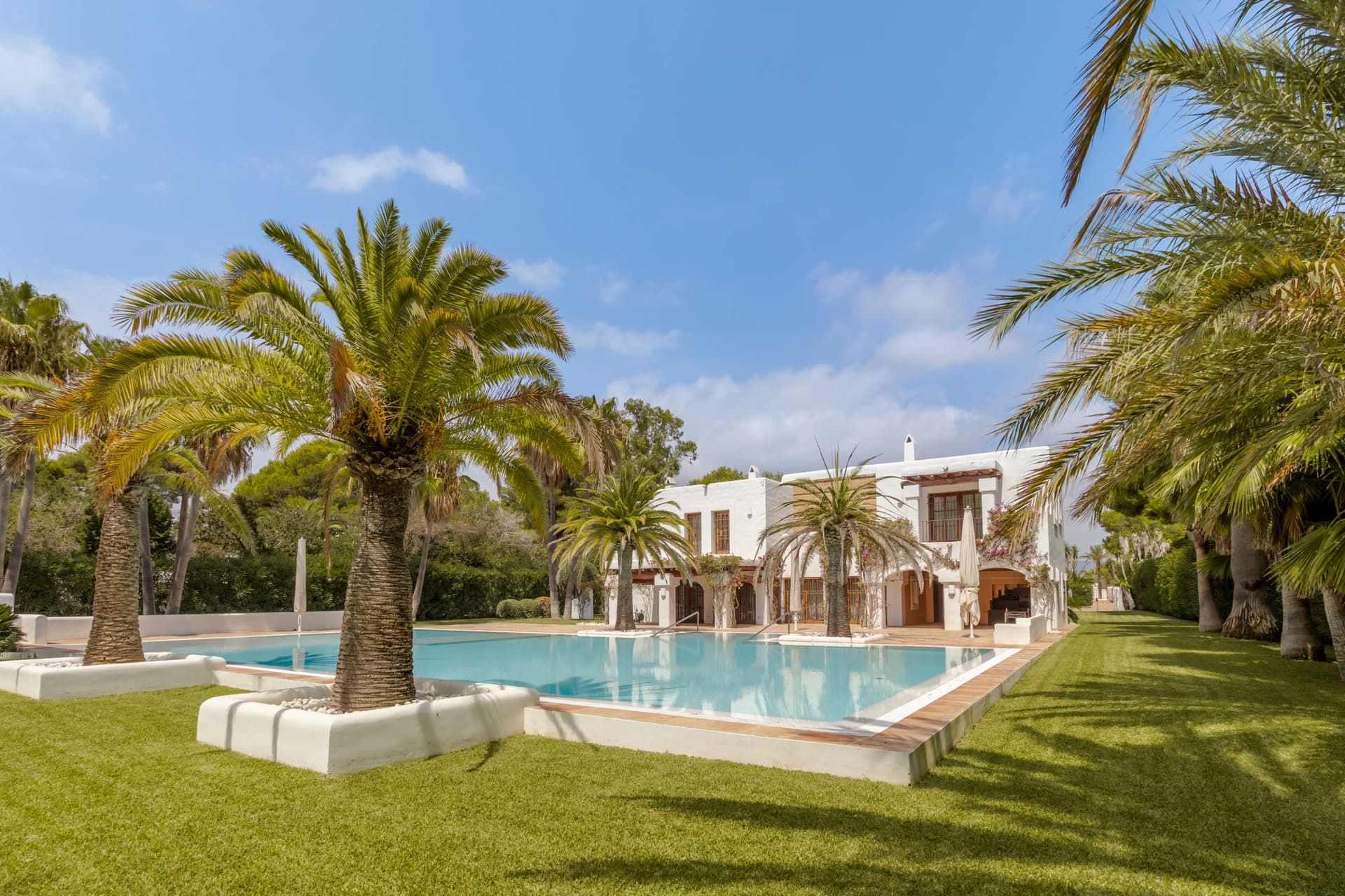 VILLA BLAU | Majestuosa Villa en Primera Línea de Mar con Gran Piscina y Proyecto de Renovación en Santa Eulalia, Ibiza — Villa, Santa Eulària · Santa Eulària des Riu, Ibiza