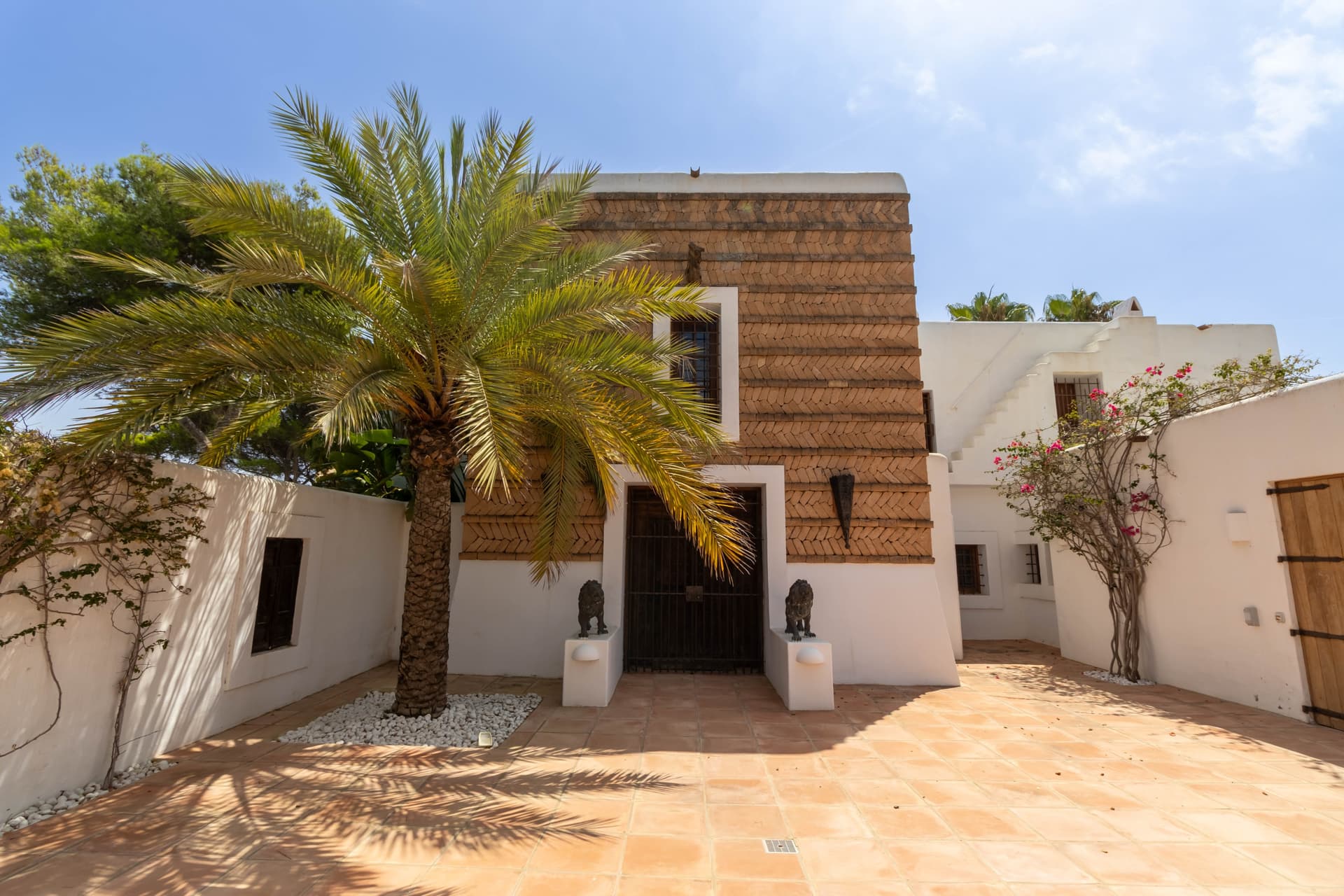 VILLA BLAU | Majestuosa Villa en Primera Línea de Mar con Gran Piscina y Proyecto de Renovación en Santa Eulalia, Ibiza — Villa, Santa Eulària · Santa Eulària des Riu, Ibiza