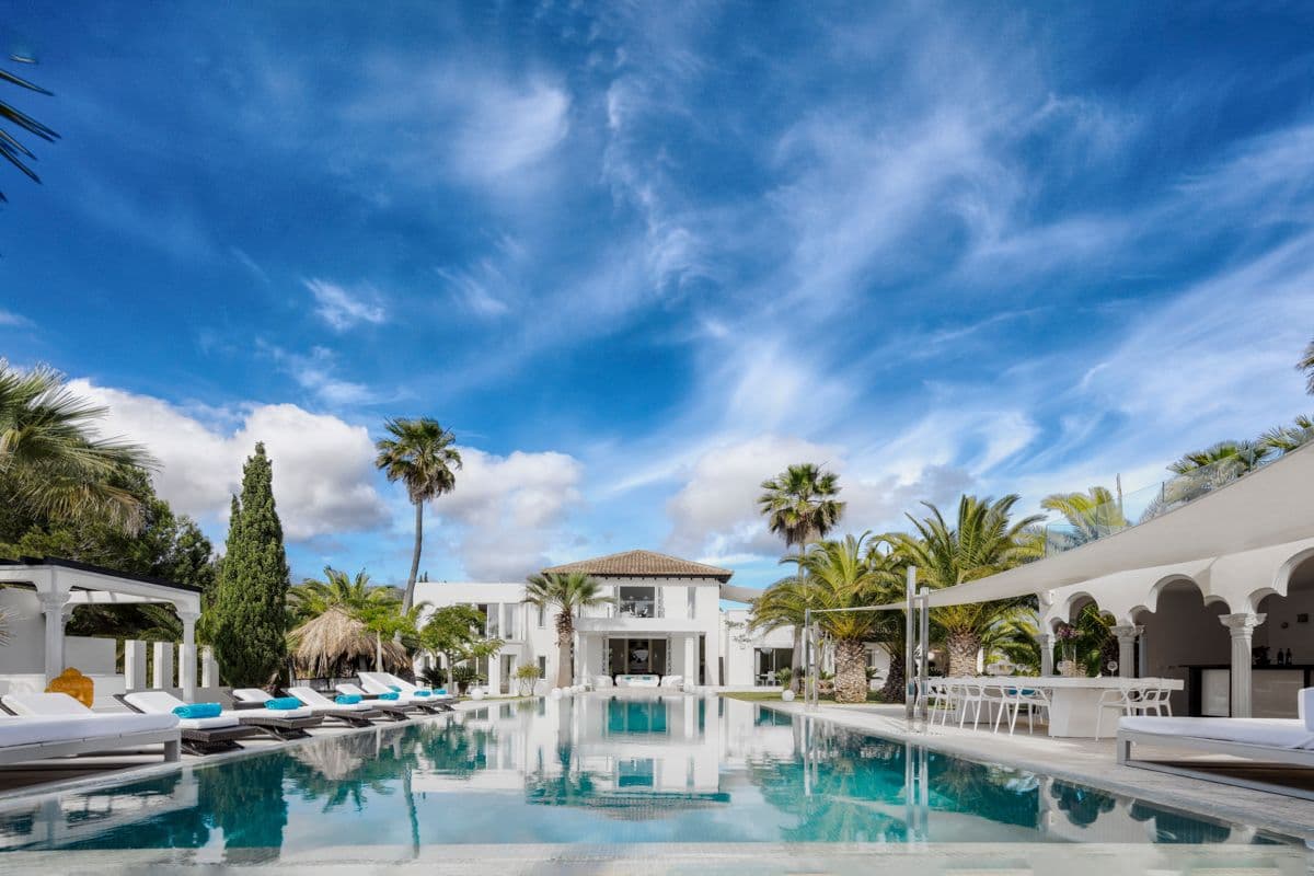 VILLA ORO | Exclusiva Villa de Lujo con Piscina, Pista de Tenis y Jardines Tropicales en Cala Jondal, Ibiza — Villa, Es Jondal · Es Cubells, Ibiza