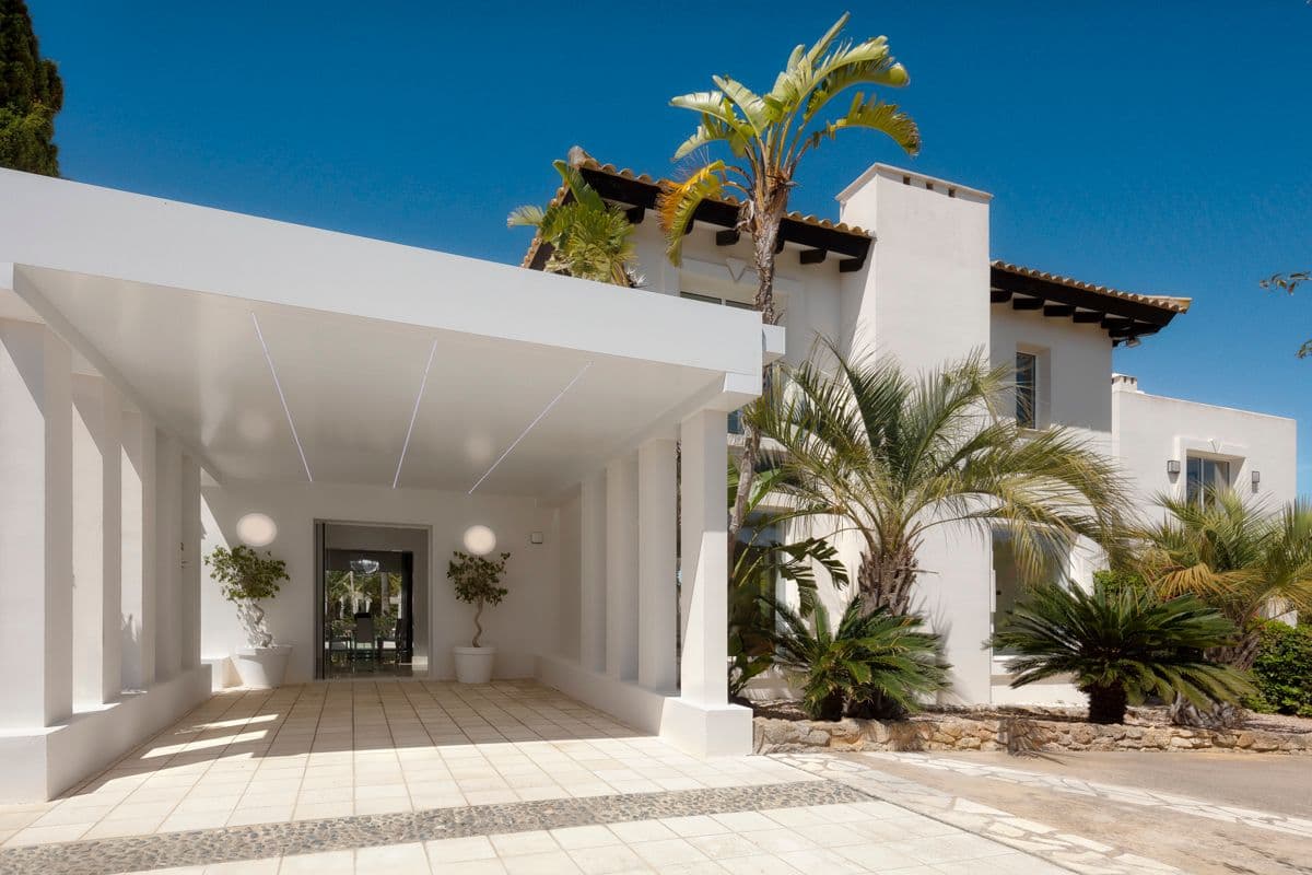 VILLA ORO | Exclusiva Villa de Lujo con Piscina, Pista de Tenis y Jardines Tropicales en Cala Jondal, Ibiza — Villa, Es Jondal · Es Cubells, Ibiza