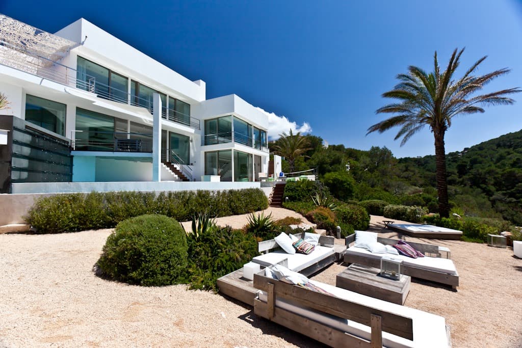 VILLA BLANCA | Lujosa Villa con Licencia Turística y Acceso Directo al Mar, Cala Vadella, Ibiza — Villa, Cala Vedella - Cala Tarida · Sant Josep de sa Talaia, Ibiza