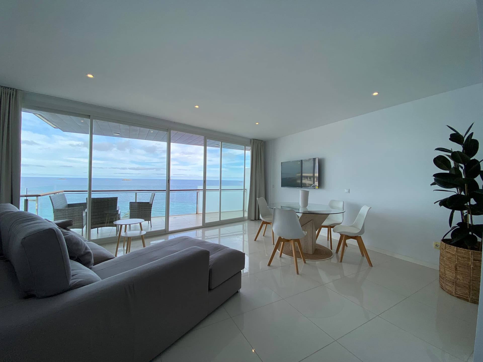 APARTAMENTO LUJO PRIMERA LINEA MAR CON PISCINA, Ibiza